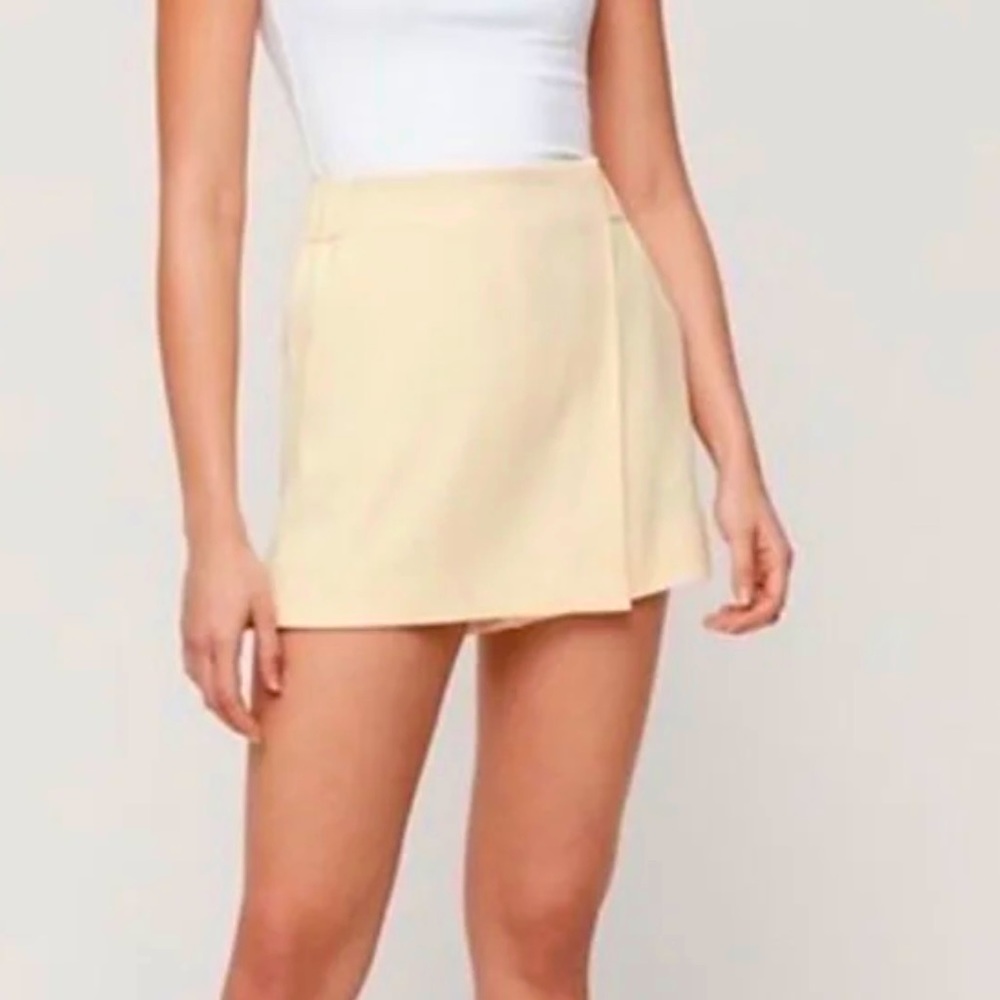 Aritzia Babaton Hikaru Skort Skirt Shorts Crepe Yellow Size 6